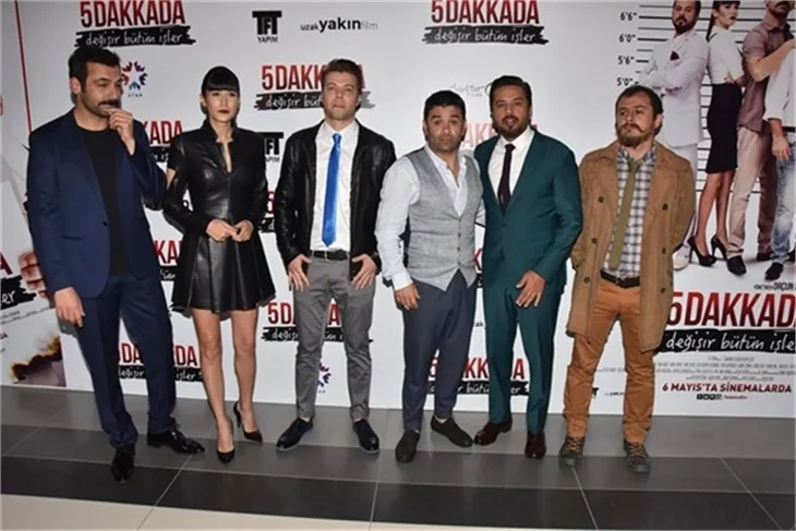 5 Dakkada Değişir Bütün İşler filminin galasında aşıklar geçidi