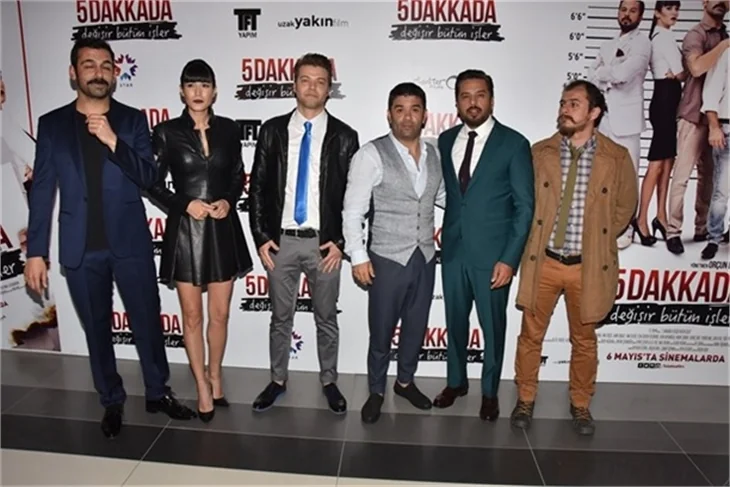 5 Dakkada Değişir Bütün İşler filminin galasında aşıklar geçidi