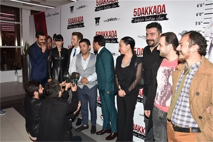5 Dakkada Değişir Bütün İşler filminin galasında aşıklar geçidi