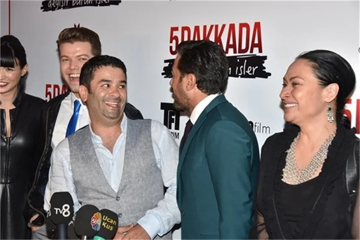 5 Dakkada Değişir Bütün İşler filminin galasında aşıklar geçidi