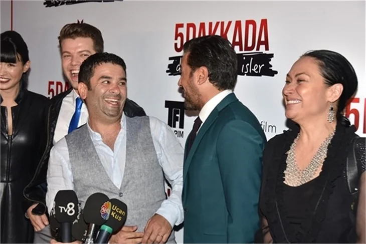 5 Dakkada Değişir Bütün İşler filminin galasında aşıklar geçidi