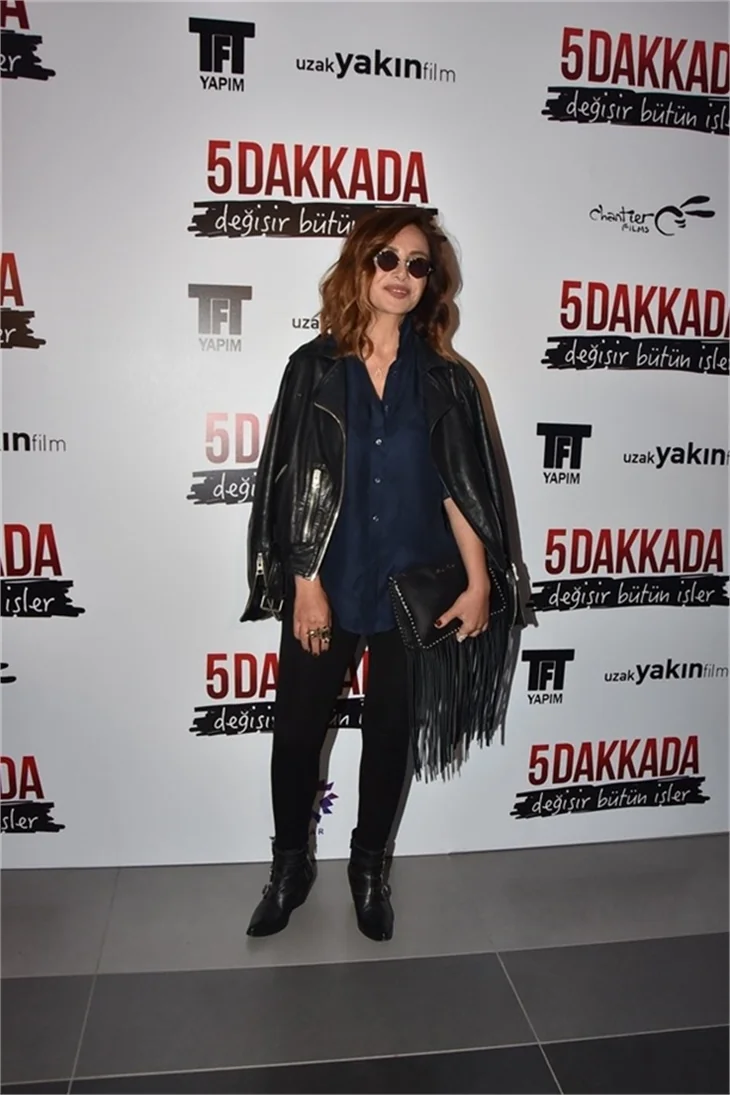 5 Dakkada Değişir Bütün İşler filminin galasında aşıklar geçidi