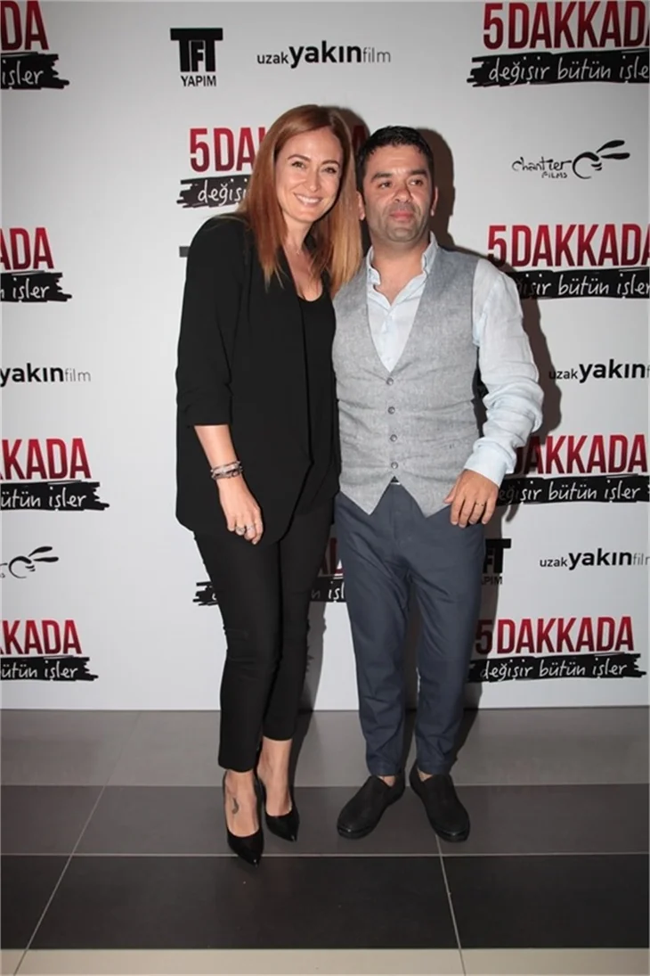 5 Dakkada Değişir Bütün İşler filminin galasında aşıklar geçidi