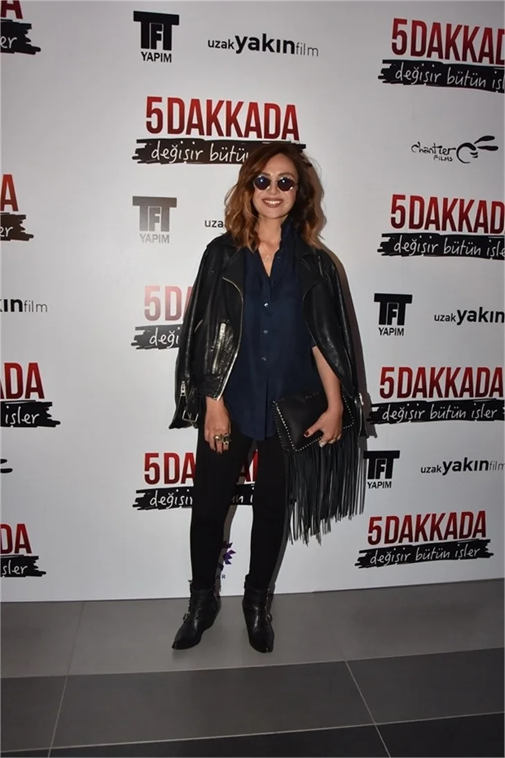 5 Dakkada Değişir Bütün İşler filminin galasında aşıklar geçidi