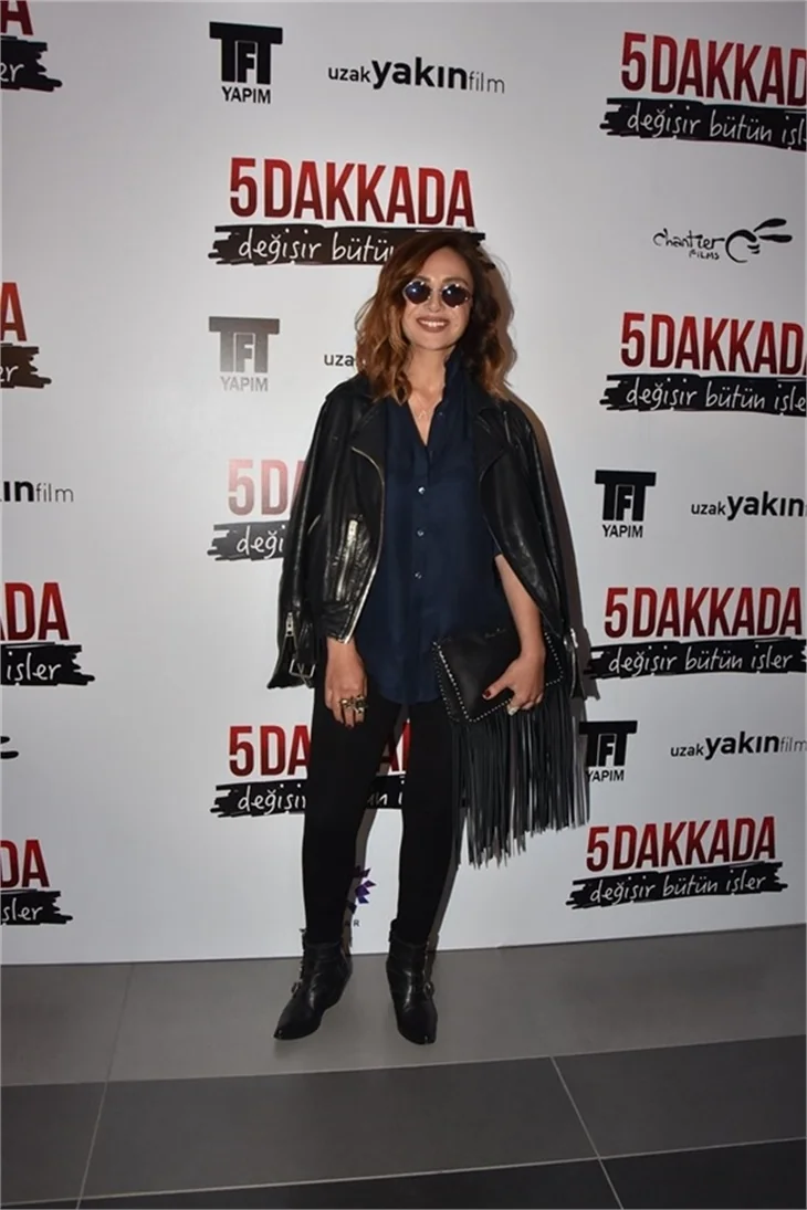 5 Dakkada Değişir Bütün İşler filminin galasında aşıklar geçidi