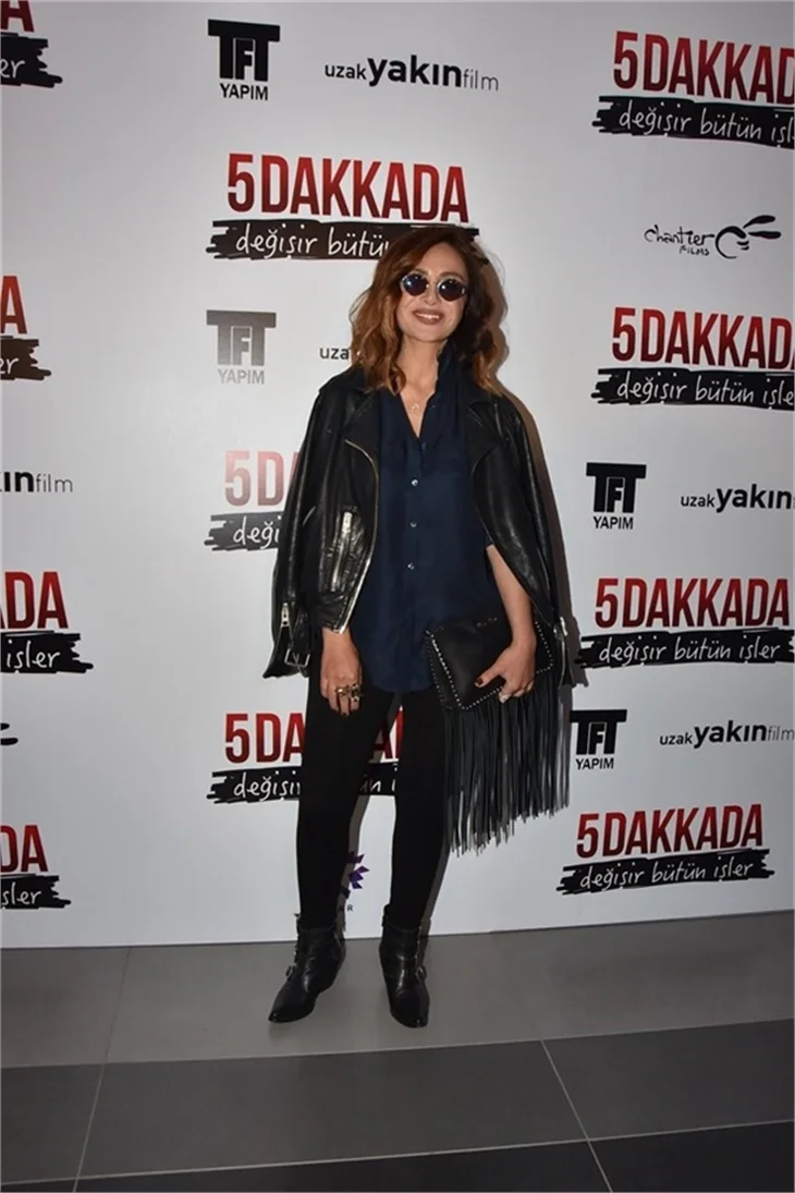 5 Dakkada Değişir Bütün İşler filminin galasında aşıklar geçidi