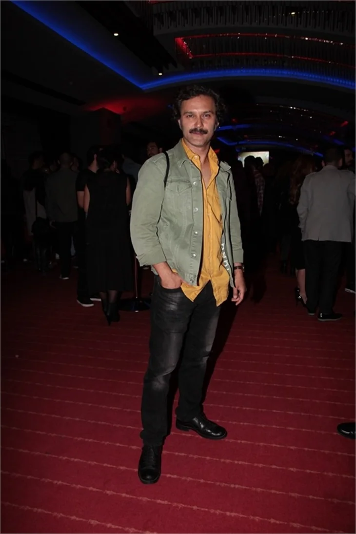 5 Dakkada Değişir Bütün İşler filminin galasında aşıklar geçidi