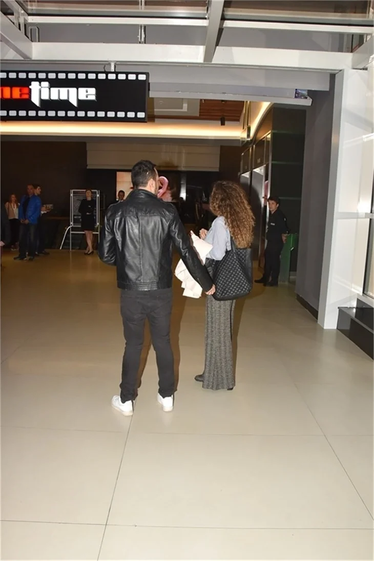 5 Dakkada Değişir Bütün İşler filminin galasında aşıklar geçidi