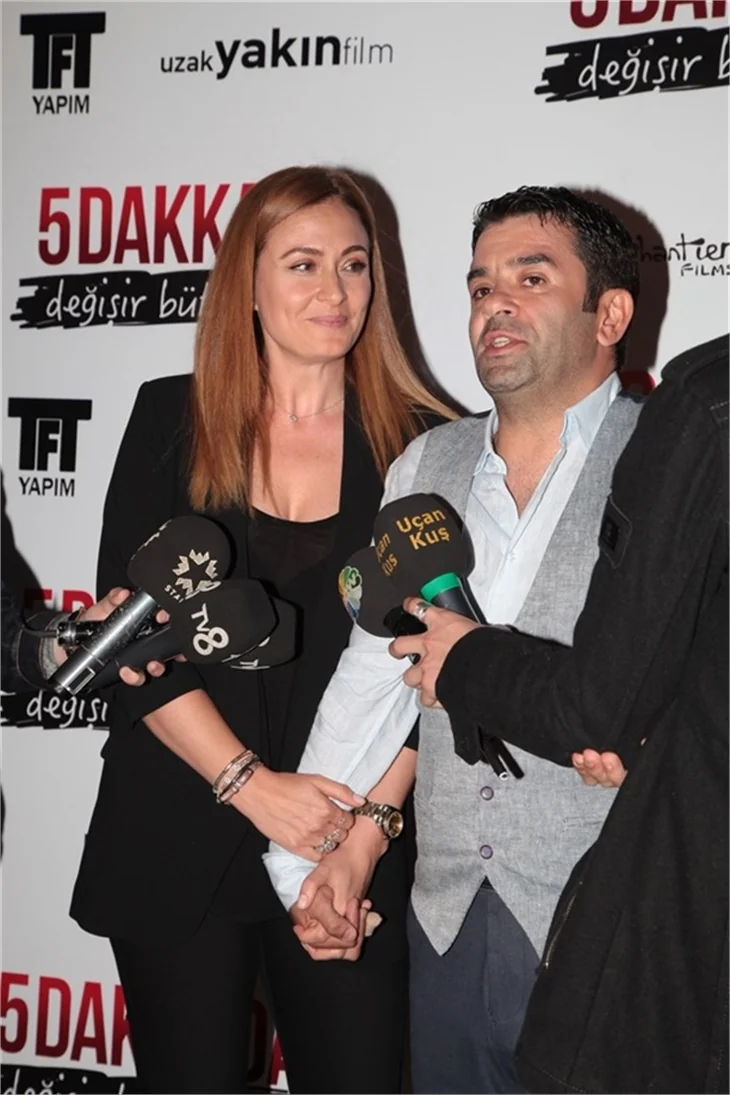 5 Dakkada Değişir Bütün İşler filminin galasında aşıklar geçidi