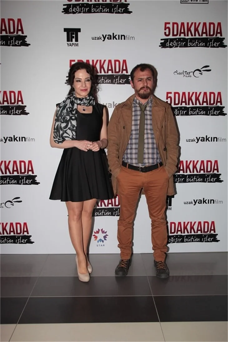 5 Dakkada Değişir Bütün İşler filminin galasında aşıklar geçidi