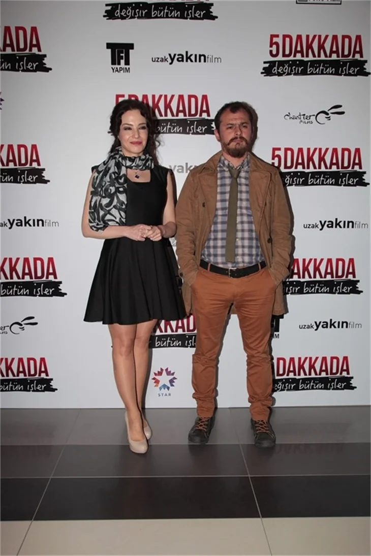 5 Dakkada Değişir Bütün İşler filminin galasında aşıklar geçidi