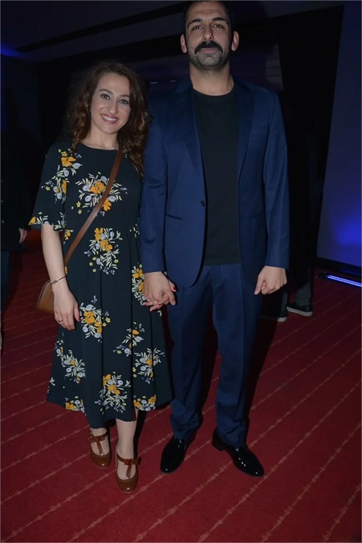5 Dakkada Değişir Bütün İşler filminin galasında aşıklar geçidi