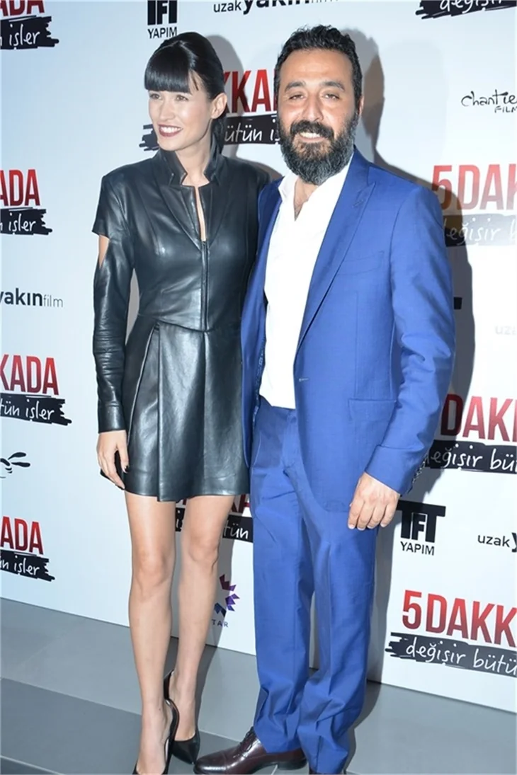 5 Dakkada Değişir Bütün İşler filminin galasında aşıklar geçidi