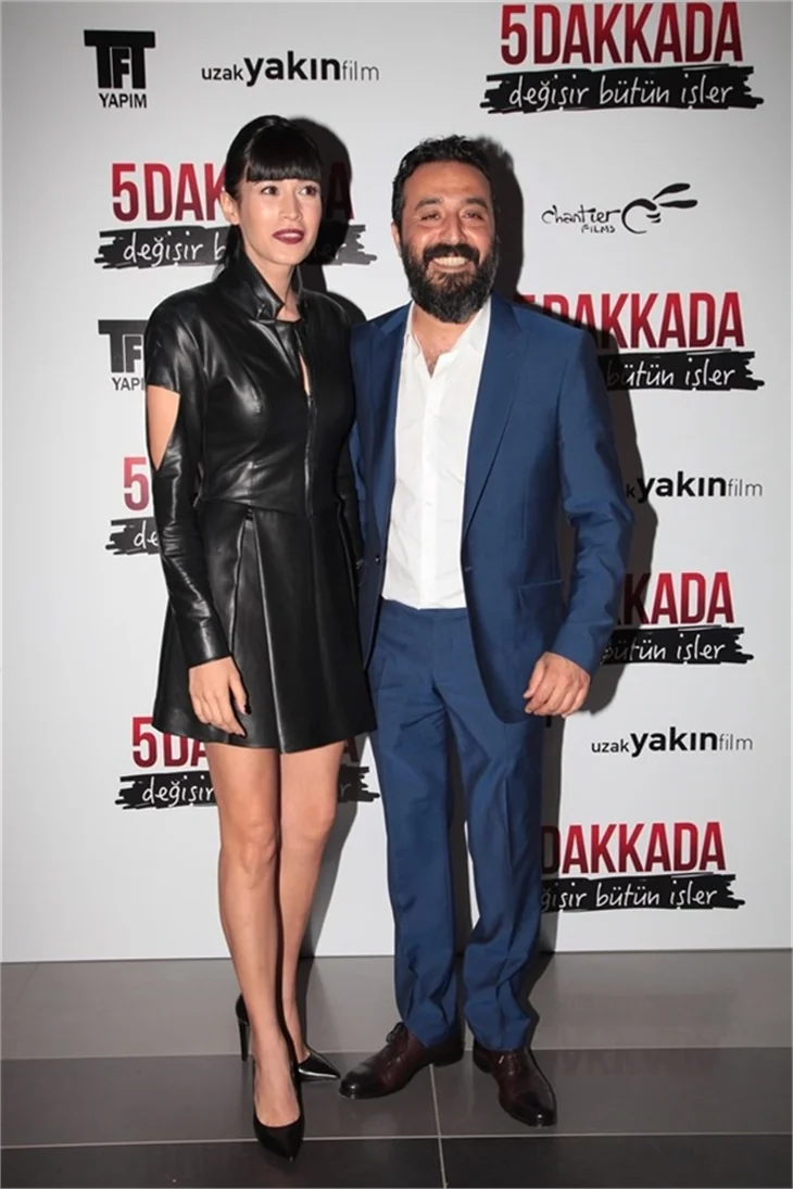 5 Dakkada Değişir Bütün İşler filminin galasında aşıklar geçidi