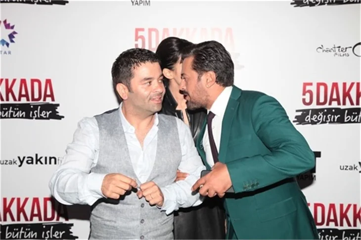 5 Dakkada Değişir Bütün İşler filminin galasında aşıklar geçidi