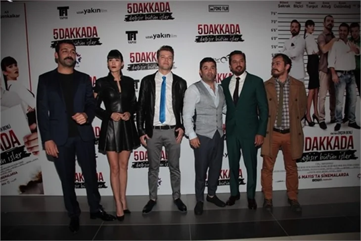 5 Dakkada Değişir Bütün İşler filminin galasında aşıklar geçidi