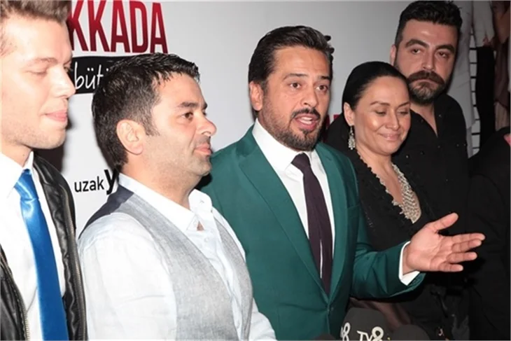 5 Dakkada Değişir Bütün İşler filminin galasında aşıklar geçidi