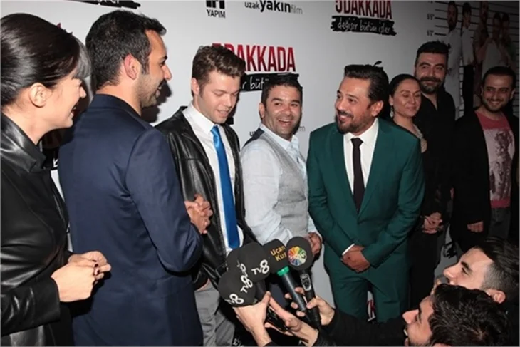 5 Dakkada Değişir Bütün İşler filminin galasında aşıklar geçidi