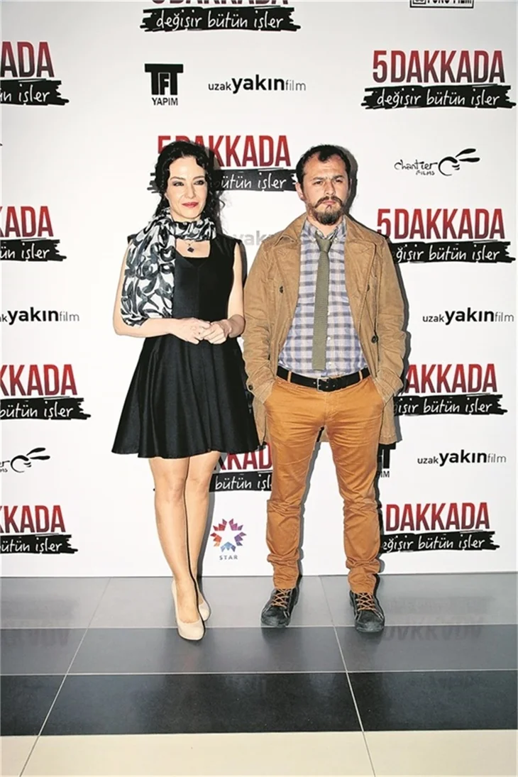 5 Dakkada Değişir Bütün İşler filminin galasında aşıklar geçidi