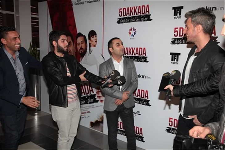 5 Dakkada Değişir Bütün İşler filminin galasında aşıklar geçidi