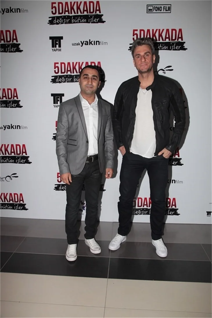 5 Dakkada Değişir Bütün İşler filminin galasında aşıklar geçidi