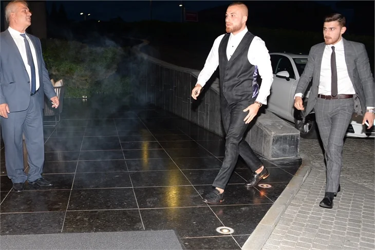 Cenk Tosun dünya evine girdi!