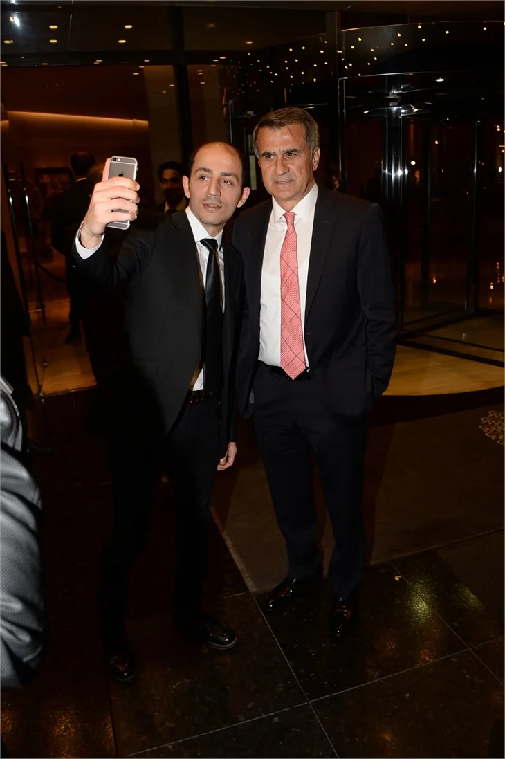 Cenk Tosun dünya evine girdi!