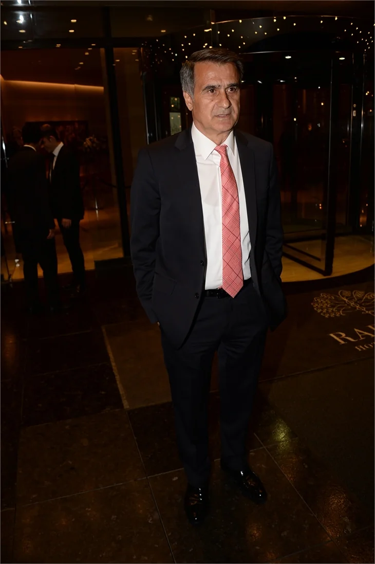 Cenk Tosun dünya evine girdi!