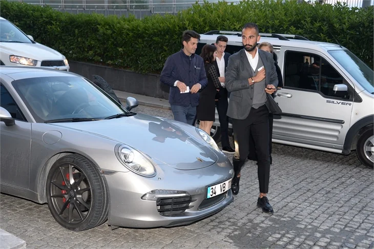 Cenk Tosun dünya evine girdi!