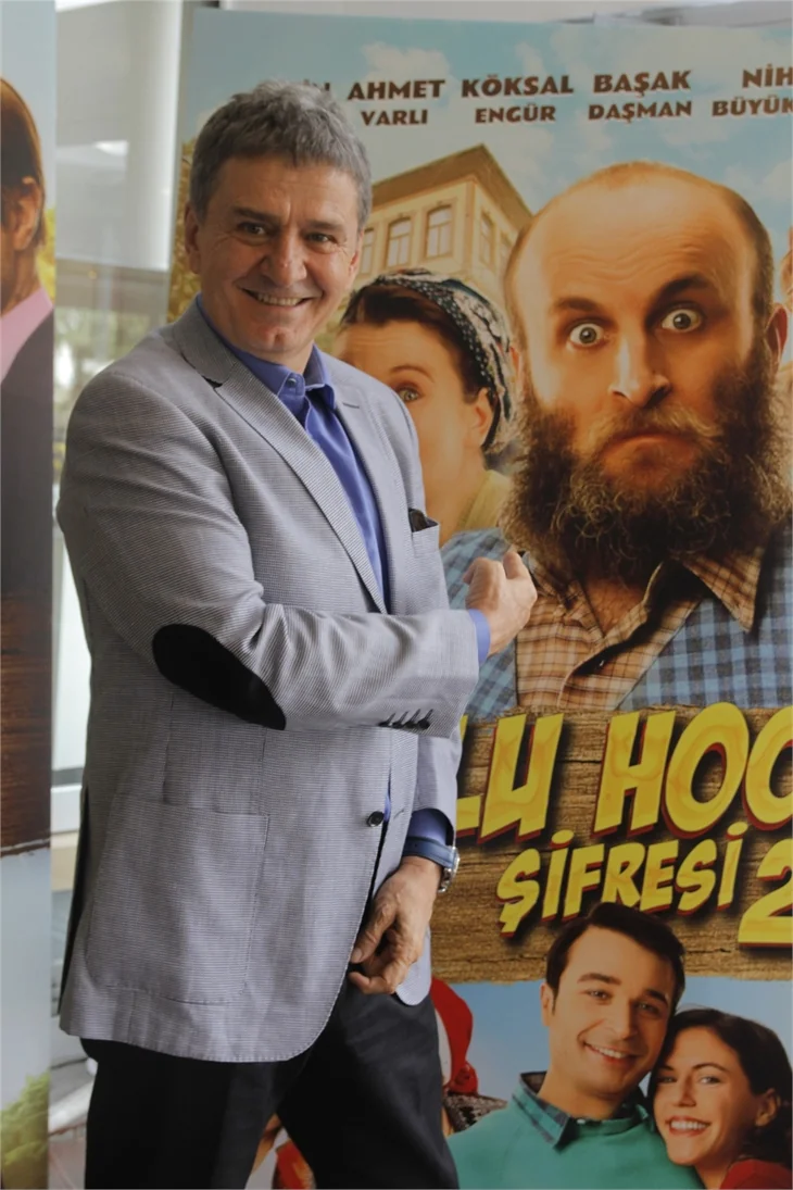 Oflu Hoca'nın Şifresi 2 oyuncularında şarkılı türkülü toplantı