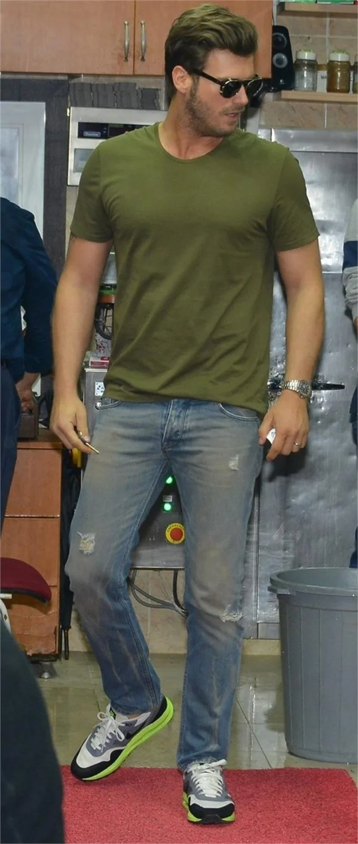 Kıvanç Tatlıtuğ yeni dizinin müjdesini verdi