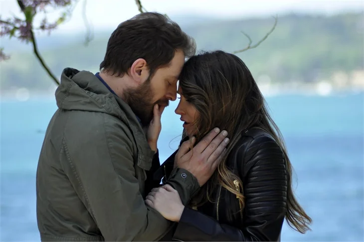 Kördüğüm 19. yeni bölümde Ali Nejat, Naz'a evlenme teklif ediyor
