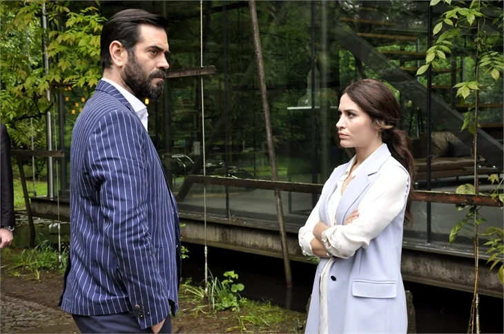Kördüğüm 19. yeni bölümde Ali Nejat, Naz'a evlenme teklif ediyor