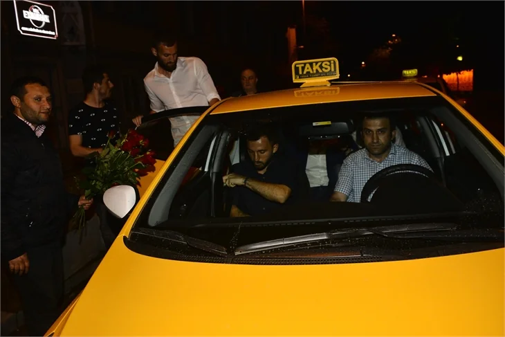 Emre Çolak kızları bırakıp kaçtı!