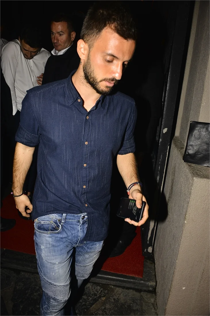 Emre Çolak kızları bırakıp kaçtı!