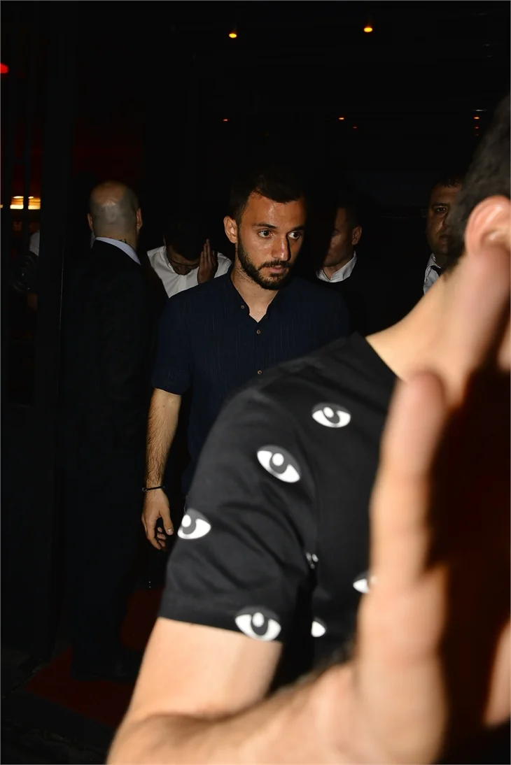 Emre Çolak kızları bırakıp kaçtı!