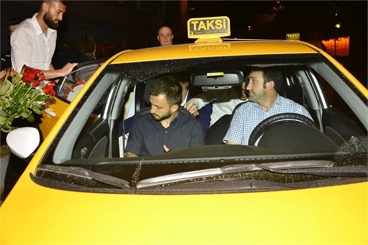 Emre Çolak kızları bırakıp kaçtı!