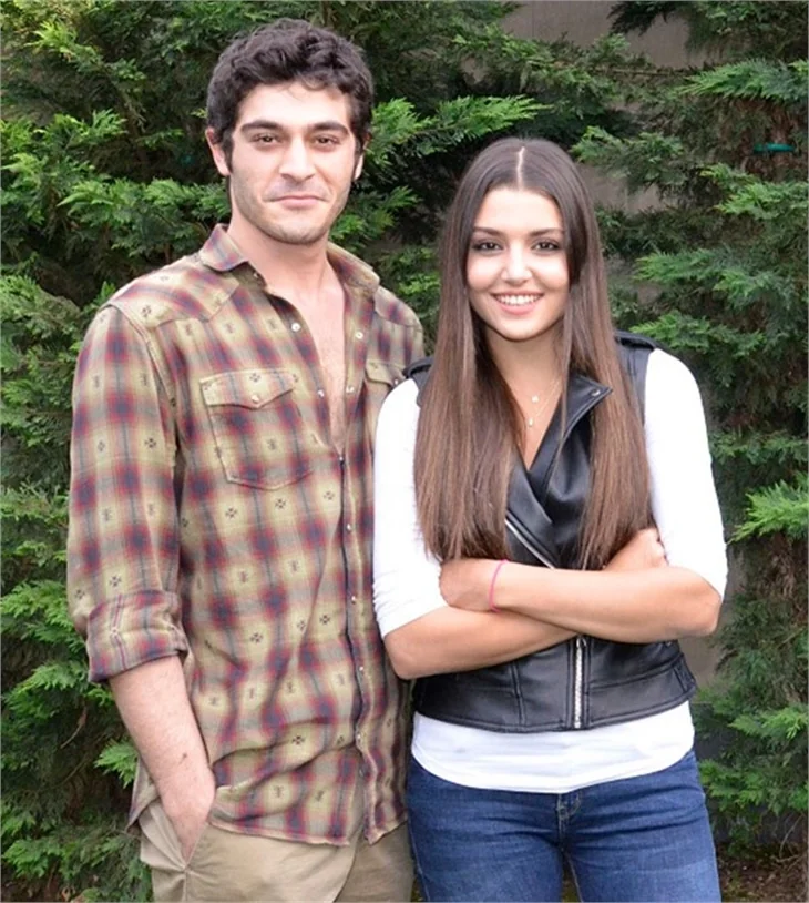 Hande Erçel'e iki yeni partner