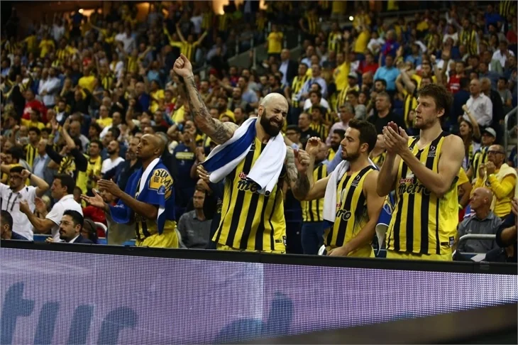 Fenerbahçe Euraleague'de finale yükseldi! Ünlüler coştu...