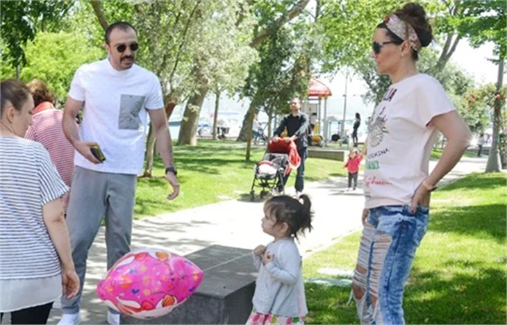Demet Akalın eşi ve kızıyla parkta