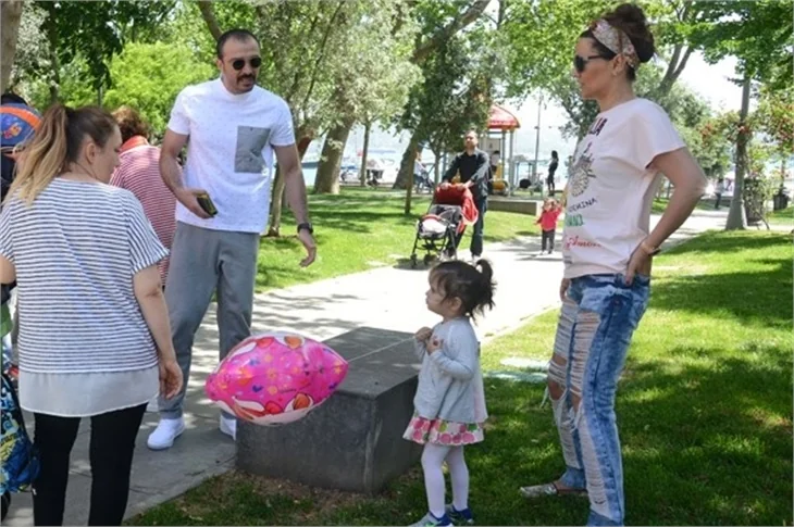 Demet Akalın eşi ve kızıyla parkta