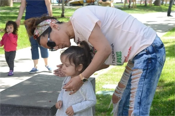 Demet Akalın eşi ve kızıyla parkta