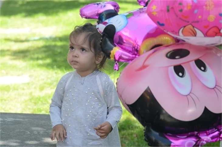 Demet Akalın eşi ve kızıyla parkta
