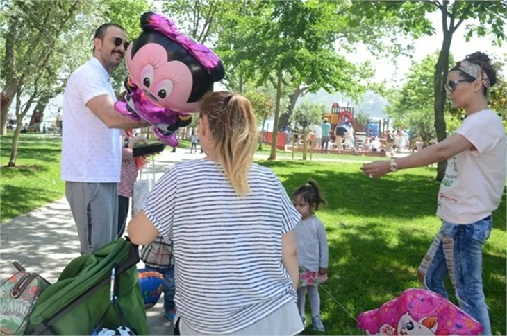 Demet Akalın eşi ve kızıyla parkta