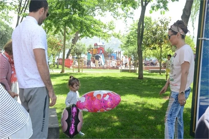 Demet Akalın eşi ve kızıyla parkta