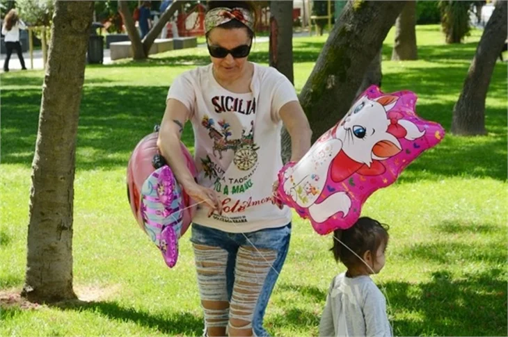 Demet Akalın eşi ve kızıyla parkta