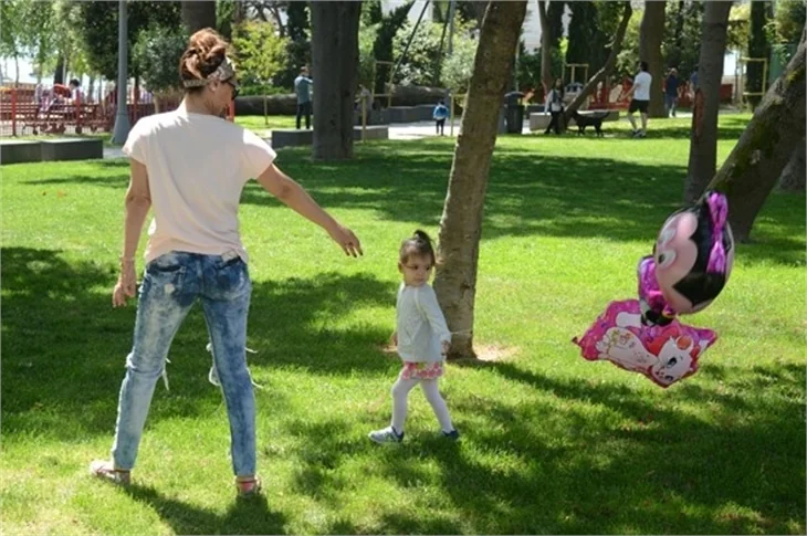 Demet Akalın eşi ve kızıyla parkta