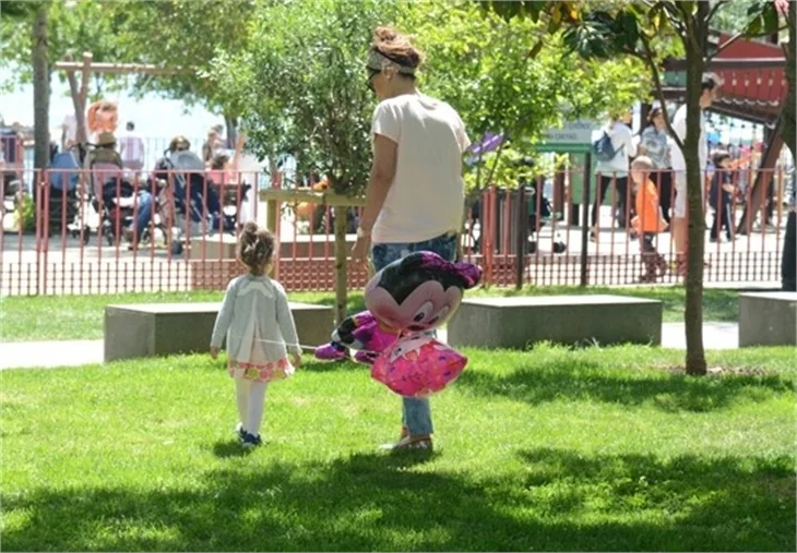 Demet Akalın eşi ve kızıyla parkta