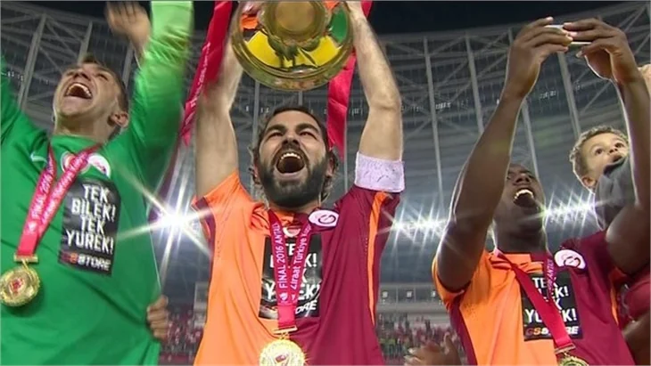 Galatasaray'ın şampiyonluğu için ünlüler neler paylaştı?