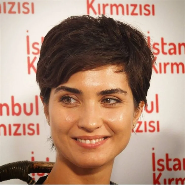 "Tuba Büyüküstün kamyon şoförü gibi yiyor"